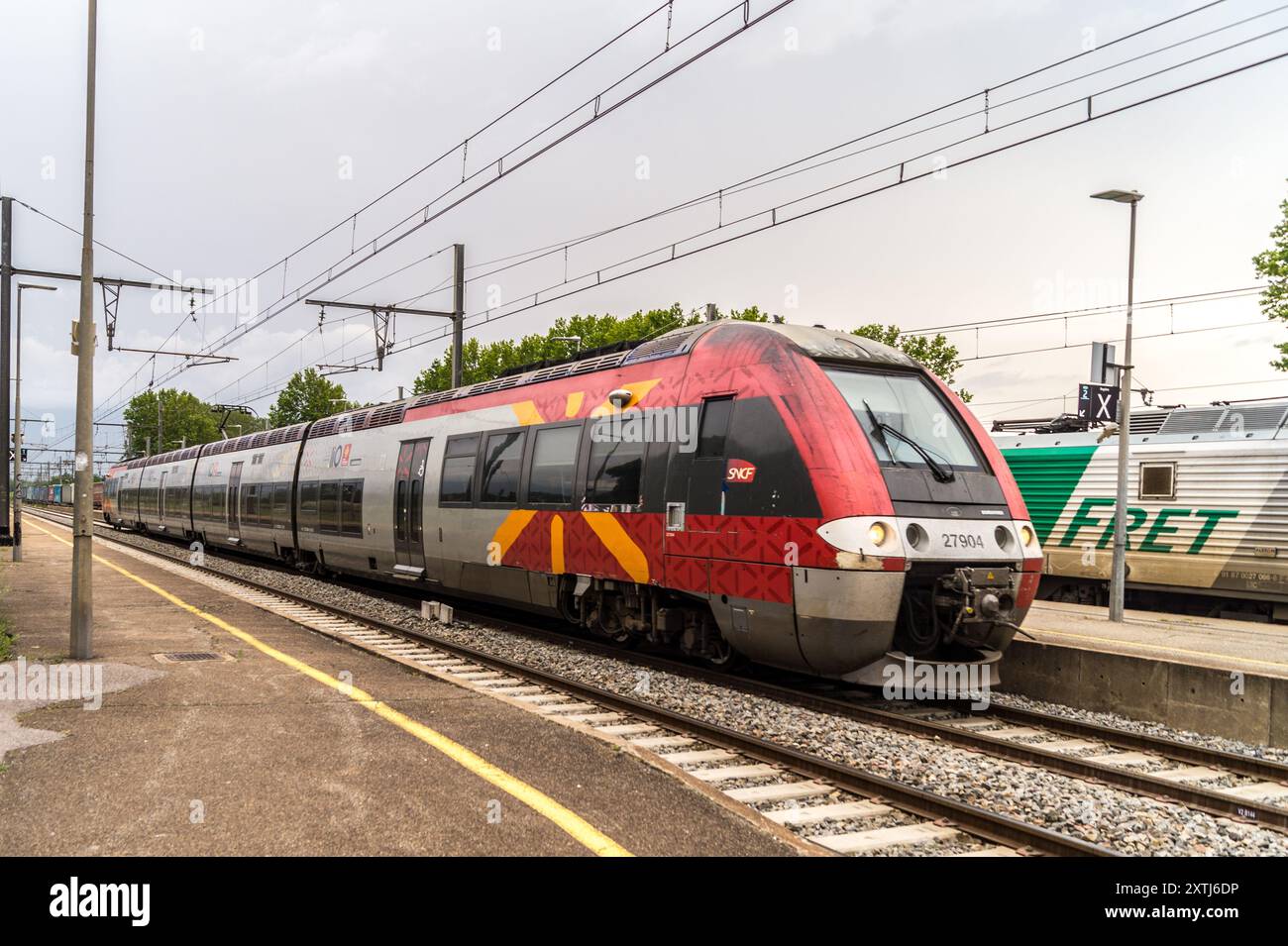 SNCF TER Regional Bombardier AGC Z 27500-Klasse elektrische Triebzüge mit zwei Spannungen am Bahnhof Portbou, Spanien Stockfoto