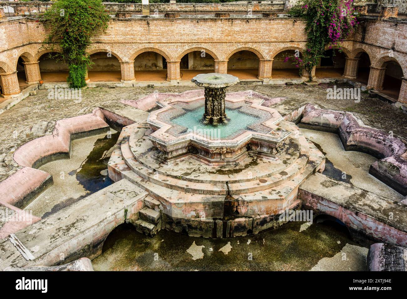 Pescados-Brunnen aus dem 18. Jahrhundert, im Kreuzgang des Mercedarienklosters, Ultrabarroco guatemalteco, XVI Jahrhundert, Antigua Guatemala, Abfahrt Stockfoto