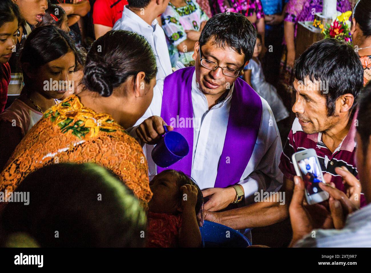 Feier von Gemeindehochzeiten in Lancetillo, La Parroquia, Reyna, Quiche, Guatemala, Mittelamerika Stockfoto