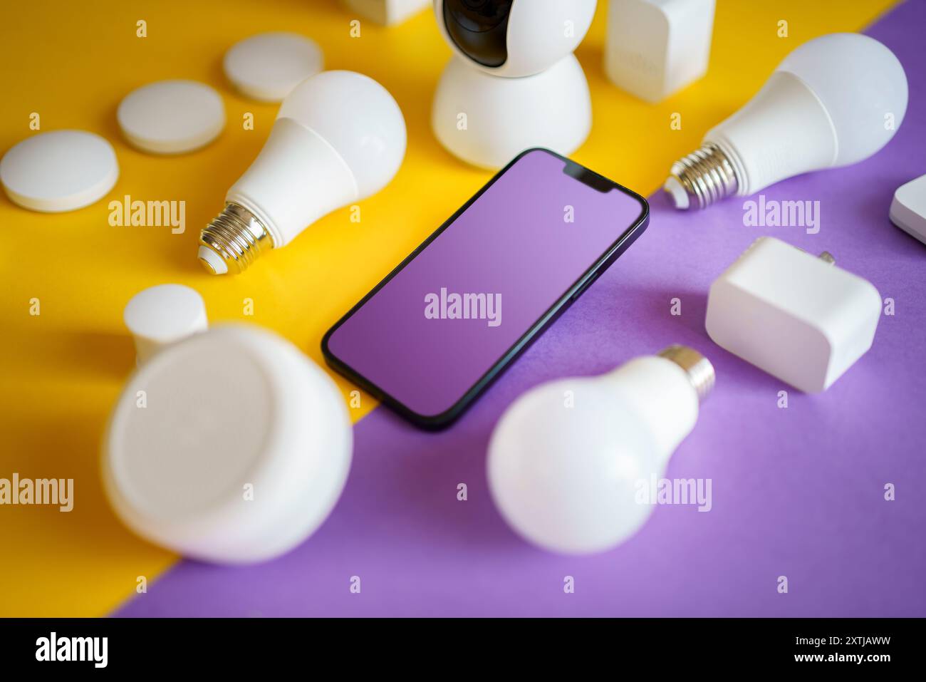 Smart-Home-Geräte, die per Smartphone gesteuert werden. Kamera, Swith, Tasten, Licht. Smartphone Clean Screen Mockup. Heimautomatisierung. Stockfoto