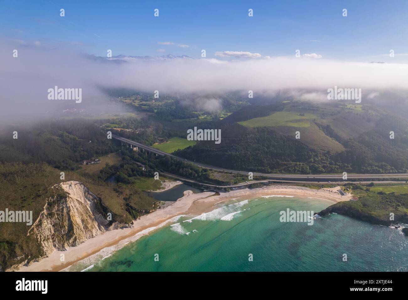 Luftaufnahme der Playa de San Antolín de Bedón im Norden Spaniens Stockfoto