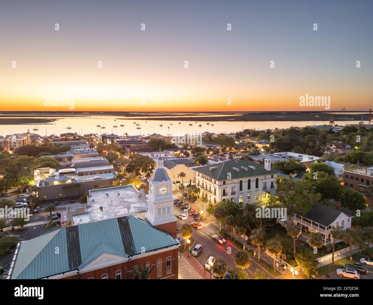 Fernandina Beach, Florida, USA, historische Stadtlandschaft in der Abenddämmerung. Stockfoto