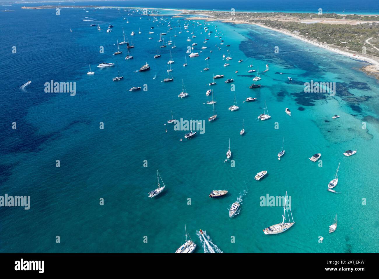 Aus der Vogelperspektive von Formentera. Formentera ist die kleinste Baleareninsel Spaniens im Mittelmeer. Es ist mit der Fähre von Ibiza zu erreichen. Stockfoto