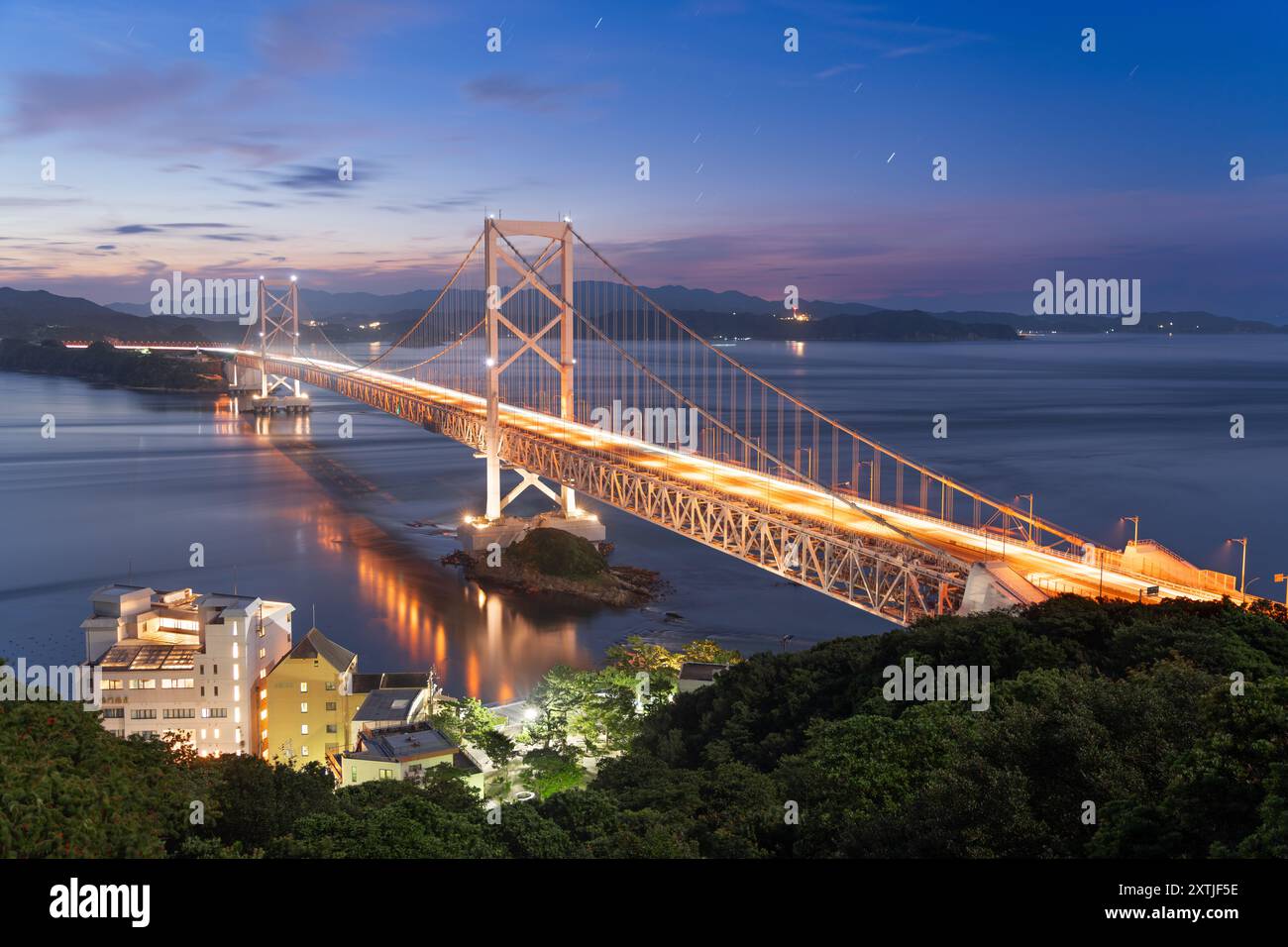 Die Onaruto-Brücke verbindet die Insel Awaji mit Tokushima in Japan in der Dämmerung. Stockfoto