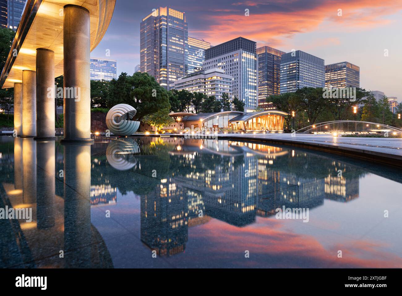 Chiyoda, Tokio, Japans Stadtbild zur blauen Stunde vom Wadakura Park. Stockfoto