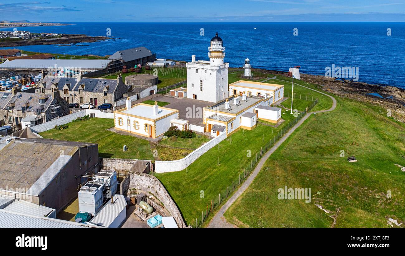 Kinnaird Head Lighthouses Fraserburghblauer Sommerhimmel über den weißen Gebäuden und nahe gelegenen Häusern Stockfoto