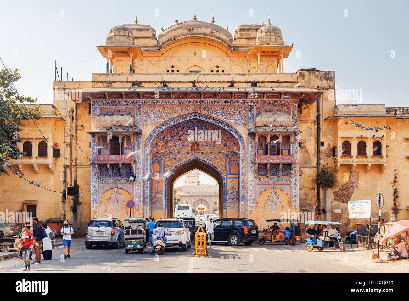 Blick auf das malerische Tor am Gangori Basar in Jaipur, Indien Stockfoto