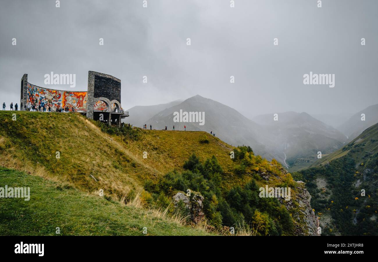 Das Russland-Georgien-Freundschaftsdenkmal am Gudauri-Pass (Georgien) auf der georgischen Militärstraße an einem nebeligen Herbsttag Stockfoto