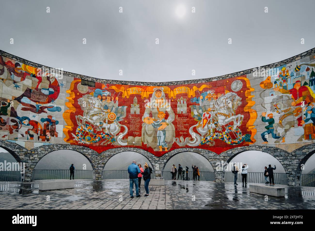 Das Russland-Georgien-Freundschaftsdenkmal am Gudauri-Pass (Georgien) auf der georgischen Militärstraße an einem nebeligen Herbsttag Stockfoto