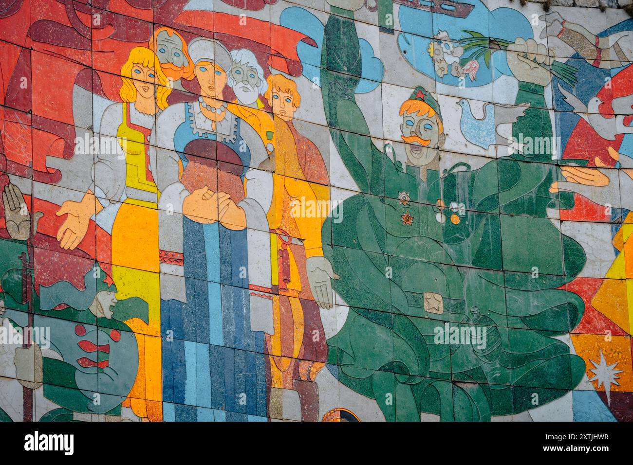 Details des Mosaiks auf dem Denkmal der Freundschaft Russland - Georgien am Gudauri-Pass (Georgien) an der georgischen Militärstraße Stockfoto