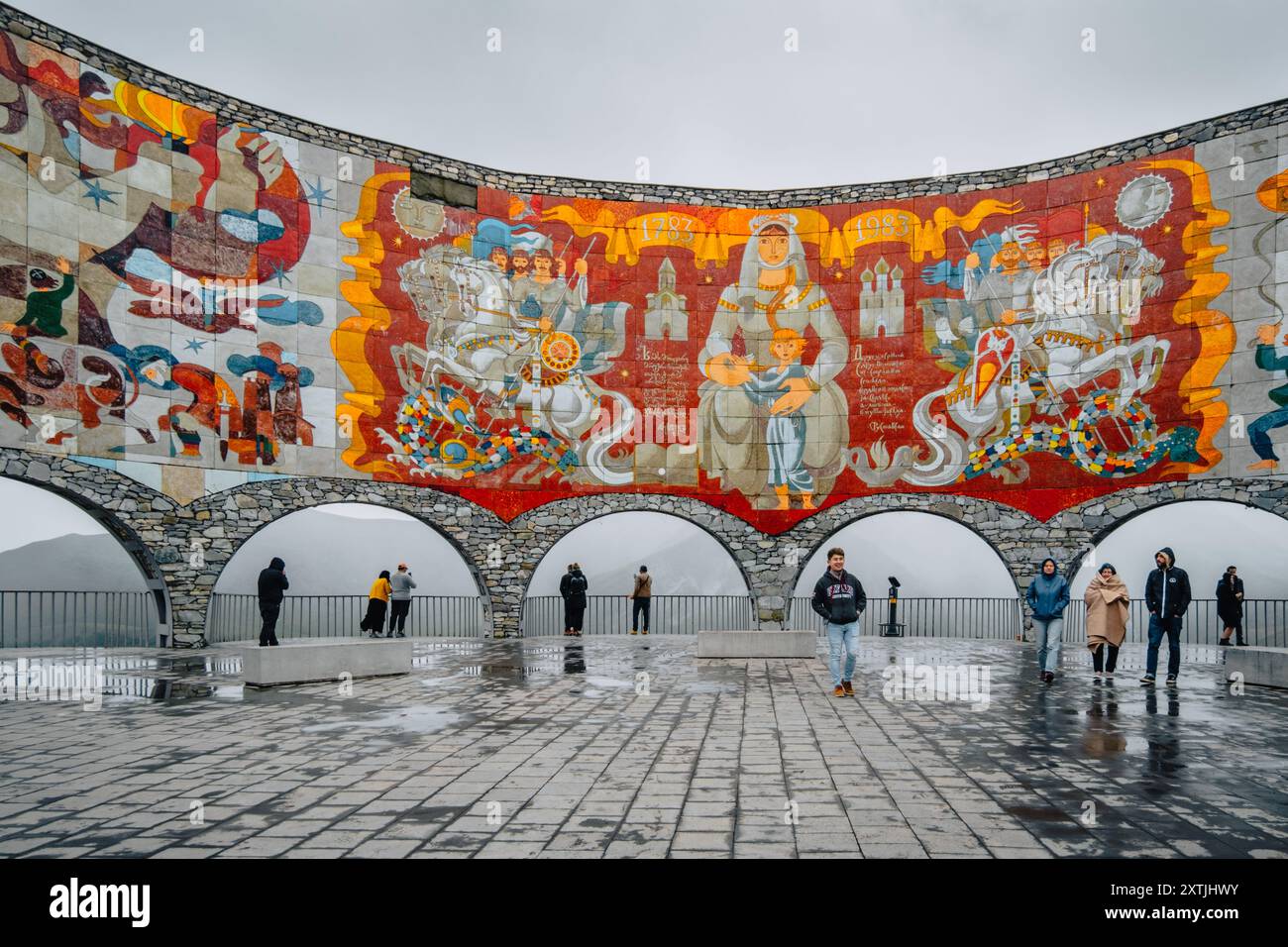 Das Russland-Georgien-Freundschaftsdenkmal am Gudauri-Pass (Georgien) auf der georgischen Militärstraße an einem nebeligen Herbsttag Stockfoto