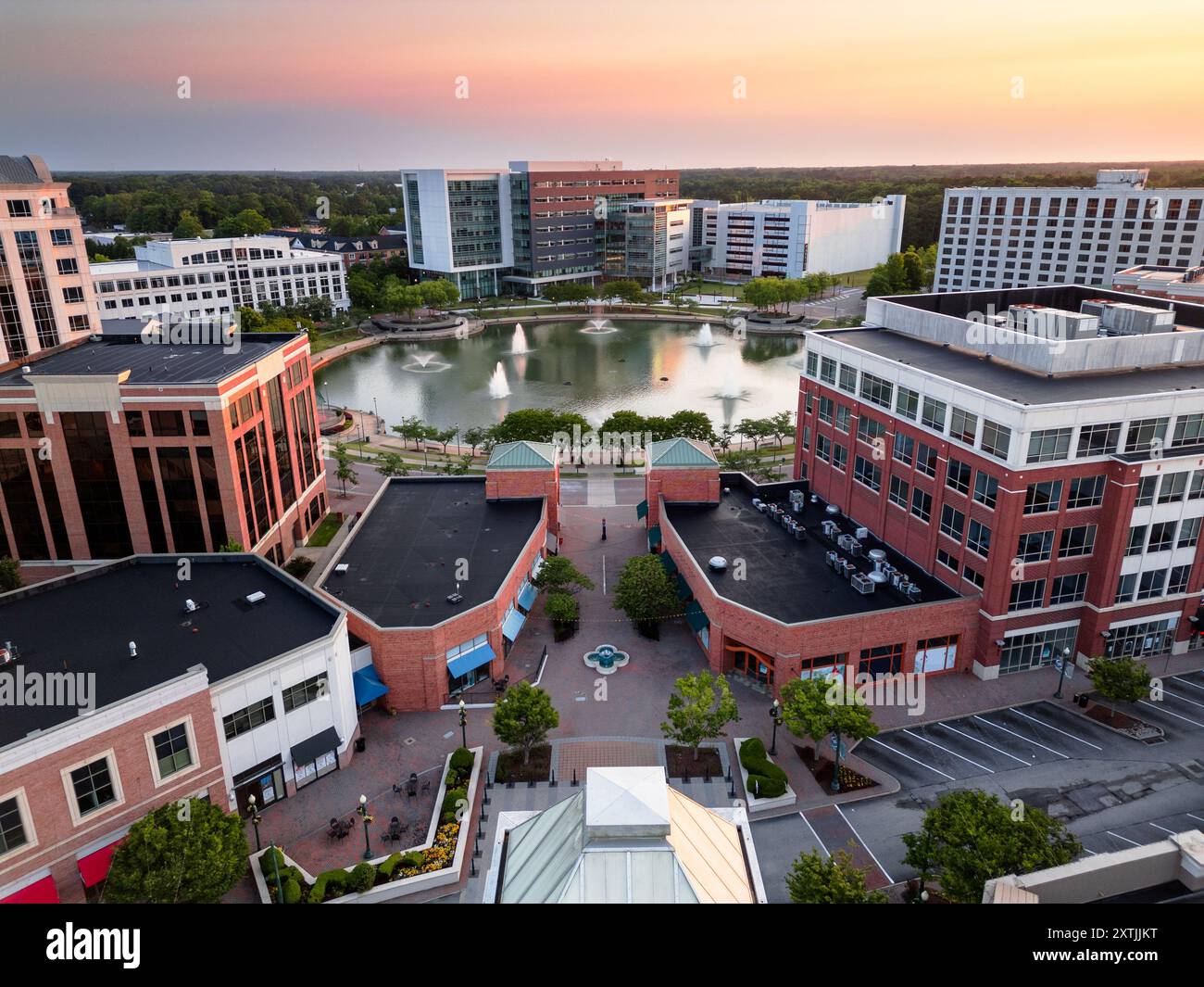 Newport News, Virginia, USA Stadtzentrum von oben in der Dämmerung. Stockfoto