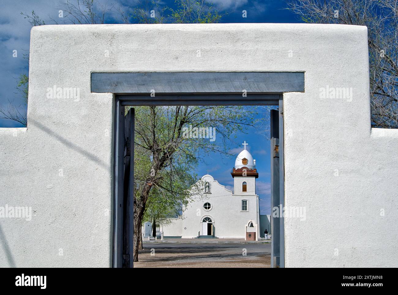 Mission Ysleta, Eingang zur Kirche, frisches Laub auf Bäumen im Frühling, Mission Trail in El Paso, Texas, USA Stockfoto