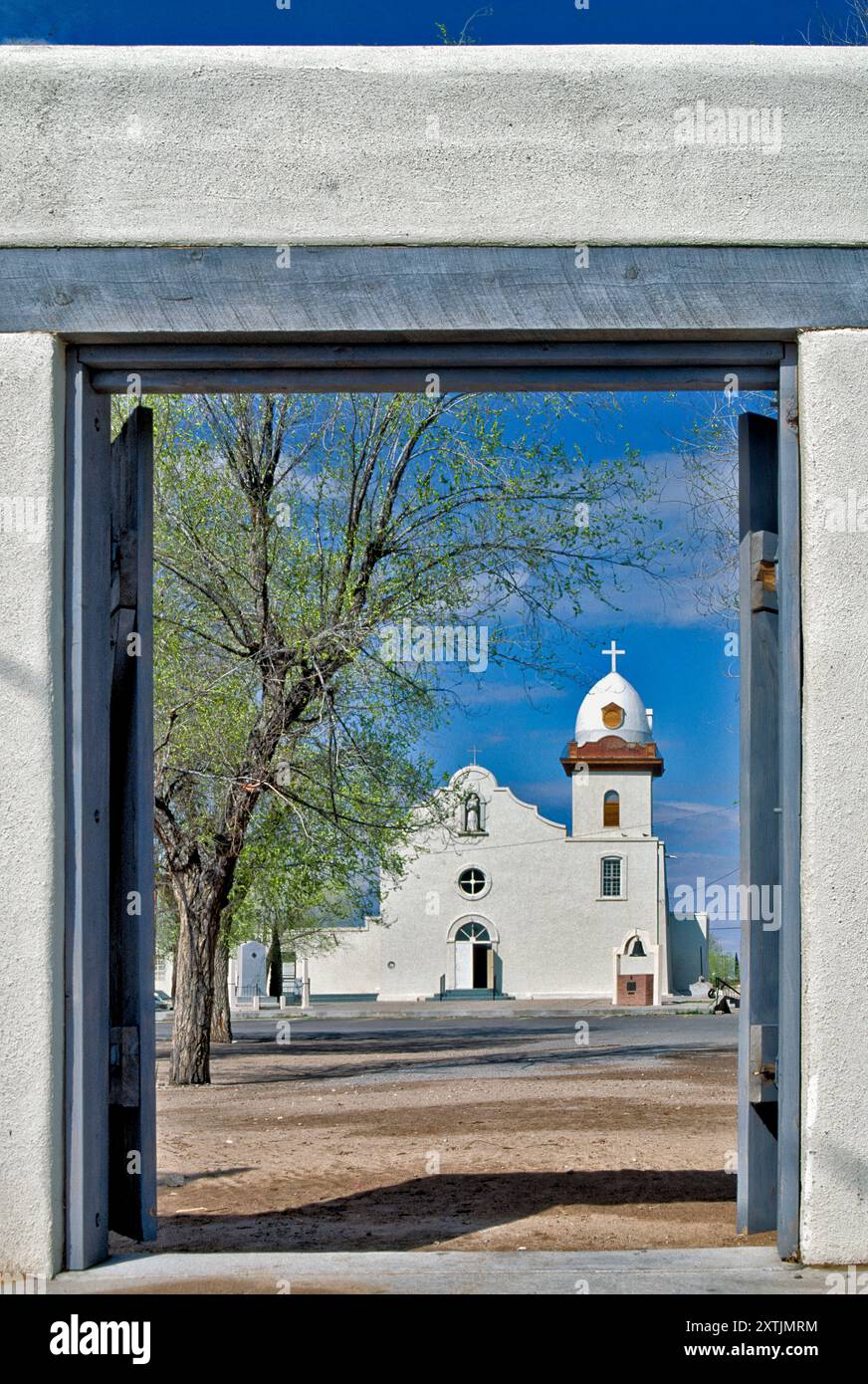 Mission Ysleta, Eingang zur Kirche, frisches Laub auf Bäumen im Frühling, Mission Trail in El Paso, Texas, USA Stockfoto