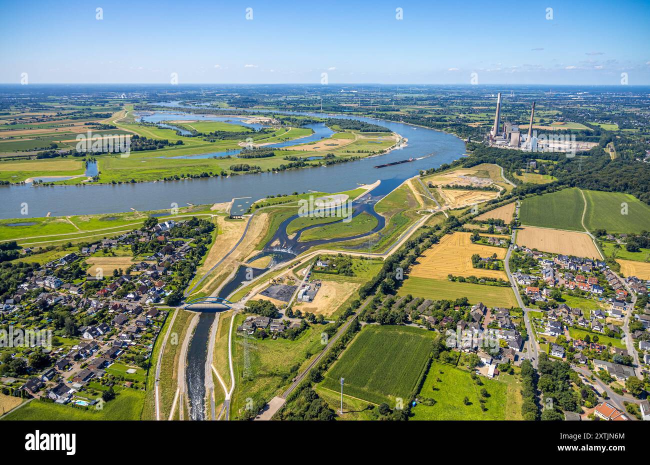 Luftbild, Fluss Emscher, neue Emschermündung in den Fluss Rhein, Rheinvorland im Orsoyer Rheinbogen, Kraftwerk Voerde, Eppinghoven, Dinslaken, Ruhrgebiet, Nordrhein-Westfalen, Deutschland ACHTUNGxMINDESTHONORARx60xEURO *** Luftaufnahme, Emscher, neue Emscher-Mündung in den Rhein, Rheinvorland in der Rheinkurve Orsoy, Kraftwerk Voerde, Eppinghoven, Dinslaken, Ruhrgebiet, Nordrhein-Westfalen, Deutschland ATTENTIONxMINDESTHONORARx60xEURO Stockfoto