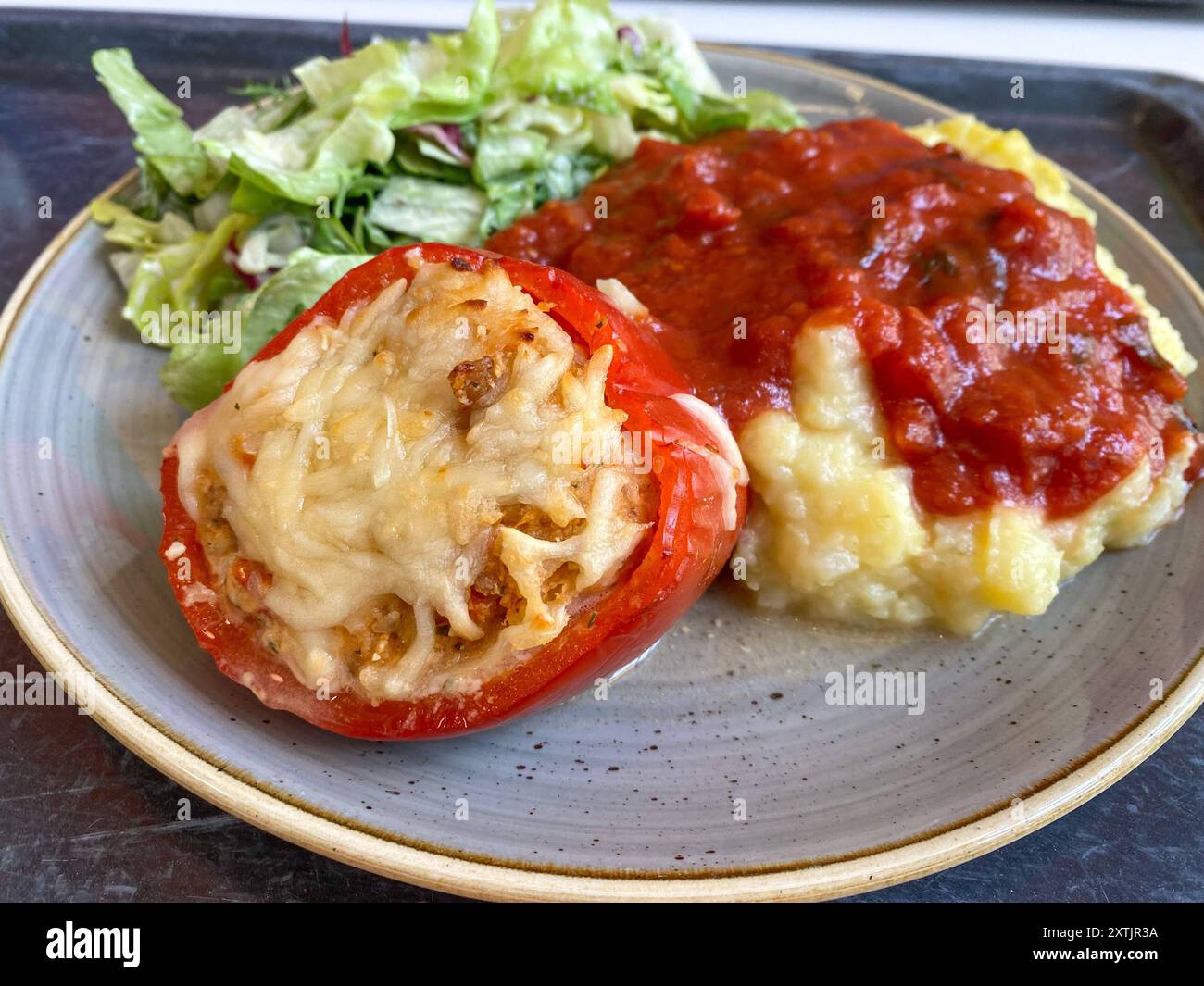 Mittagessen in einer Kantine / Betriebsrestaurant Gefüllte Paprika mit Salat 15.08.2024 *** Mittagessen in einer Kantine Betriebsrestaurant gefüllte Paprika mit Salat 15 08 2024 Stockfoto