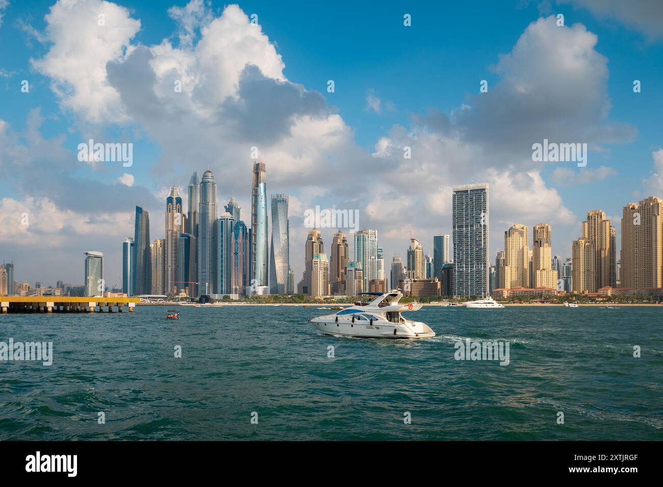 Blick auf die Yachthafen von Dubai, wo sich die glitzernde Skyline der Innenstadt von Dubai in all ihrer Pracht entfaltet. Luxuriöses und unvergessliches Erlebnis mit IC Stockfoto