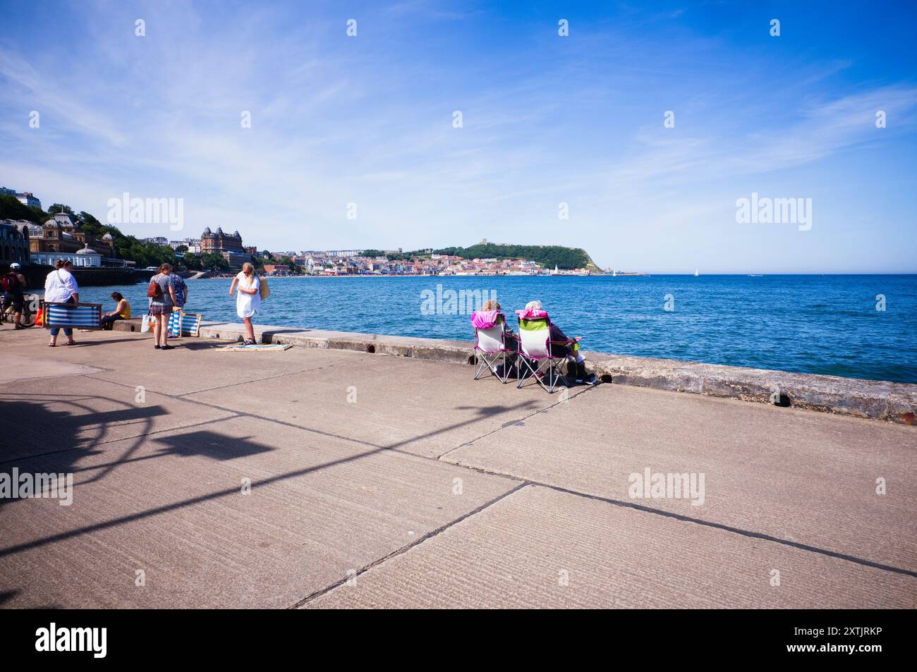 Wenn die Flut in Scarborough hoch ist, sind die Meeresmauern ein guter Ort für sita Stockfoto