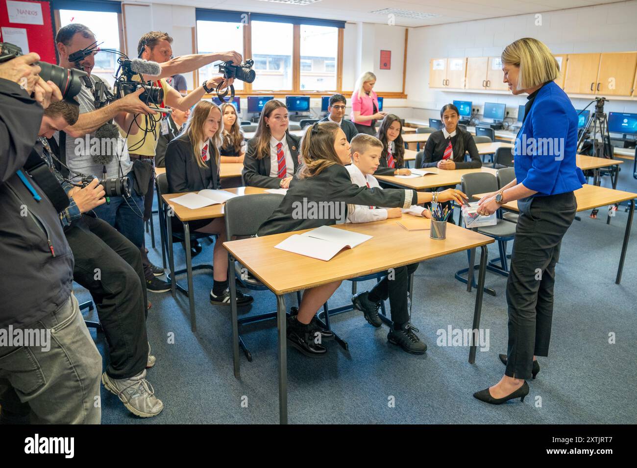 Bildungssekretärin Jenny Gilruth während eines Besuchs an der Stonelaw High School in Rutherglen, um Schüler und Schulpersonal zu treffen, um das Verhalten in Schulen und die Auswirkungen von Mobiltelefonen in Klassenzimmern vor der Veröffentlichung des Mobiltelefons und weiterreichende Beziehungen und Verhaltensanweisungen für Schulen zu diskutieren. Bilddatum: Donnerstag, 15. August 2024. Stockfoto