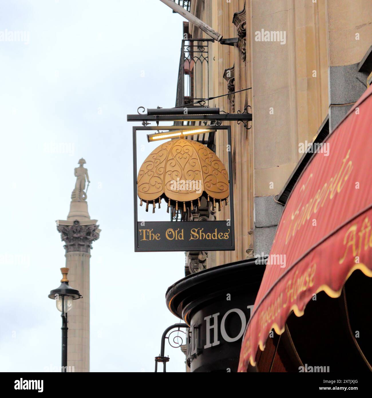 Straßenschild der Old Shades, ein ikonischer traditioneller Pub im 37 Whitehall im Zentrum Londons nahe dem Trafalgar Square Stockfoto