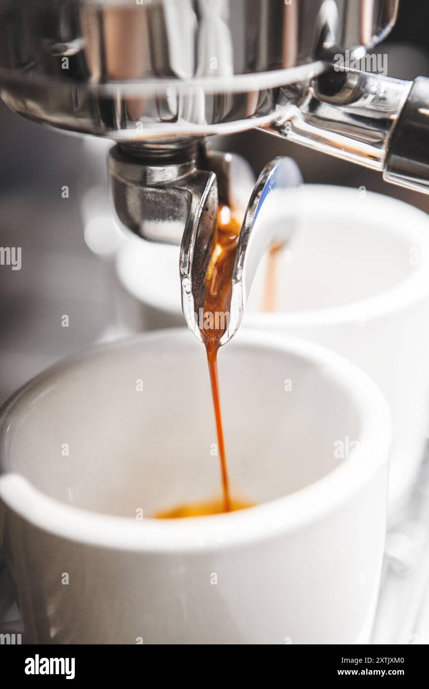 Espresso in weiße Keramikbecher im Coffee Shop Stockfoto