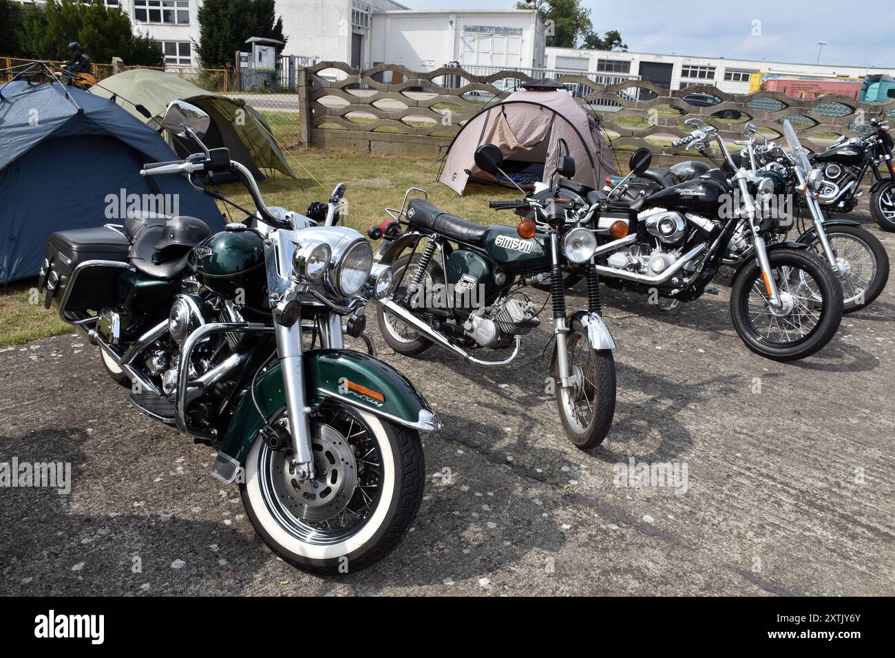 21.08.2021 Motorradtreffen Deutschland/Sachsen Anhalt/Altmark/Bördekreis/Oebisfelde/Salzwedeler Straße/ auf dem Gelände des Motorradclubs Drömlingsritter/2Takt Treffen/Moped- und Motorradtreffen/ Motorräder dahinter Zelte *** 21 08 2021 Motorradtreffen Deutschland Sachsen Anhalt Altmark Bördekreis Oebisfelde Salzwedeler Straße an der Gelände des Motorradclubs Drömlingsritter 2Takt Treffen Moped und Motorrad treffen Motorräder hinter Zelten Stockfoto