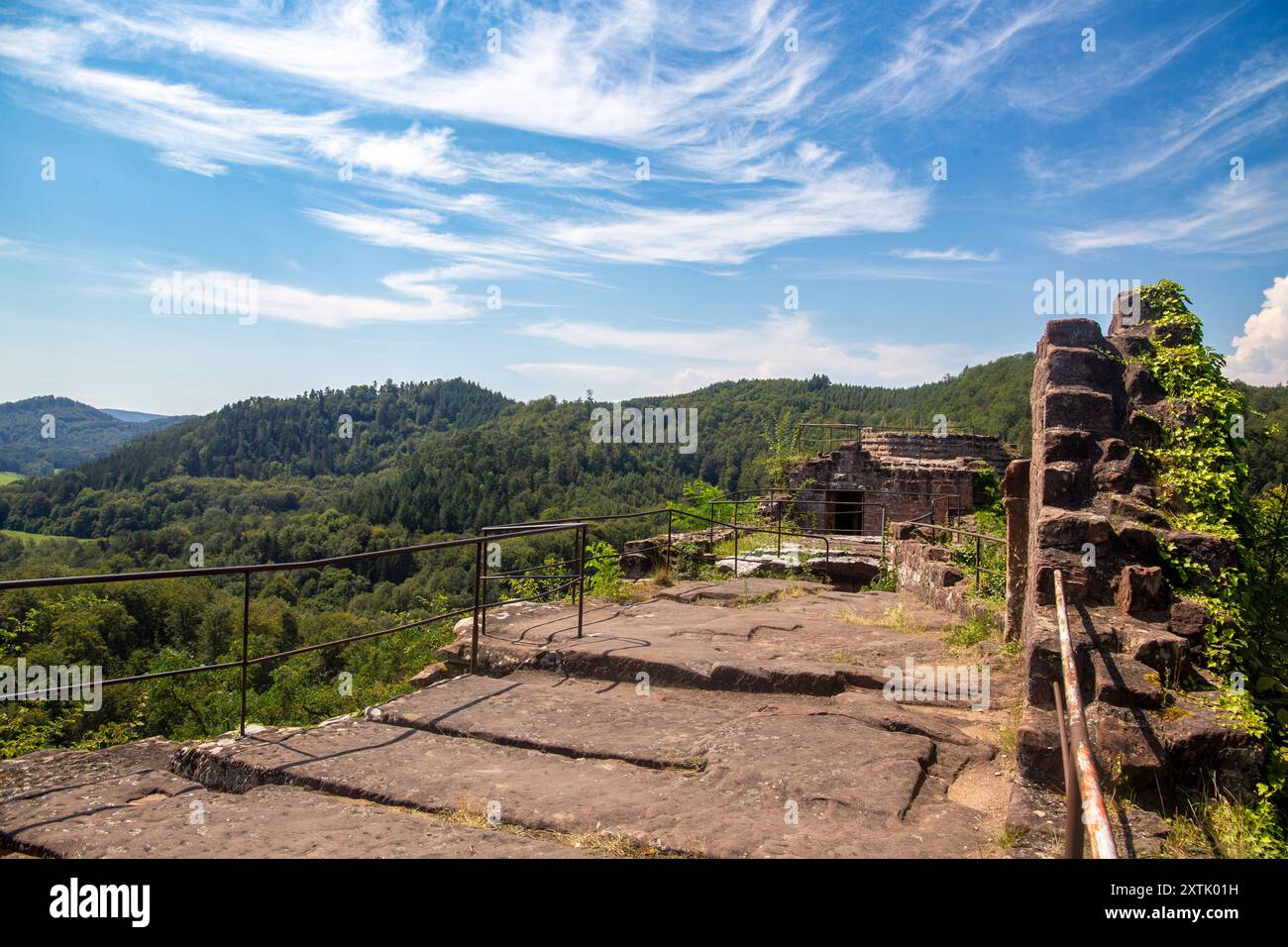 Burg Wasigenstein Elsass, Frankreich. Bei der Burgruine handelt es sich um die Überreste einer mittelalterlichen Felsenburg im Biosphärenreservat Pfälzerwald-Nordvogesen *** Schloss Wasigenstein Elsass, Frankreich die Burgruine ist die Überreste einer mittelalterlichen Felsenburg im Biosphärenreservat Pfälzerwald Nordvogesen Copyright: XUdoxHerrmannx Stockfoto