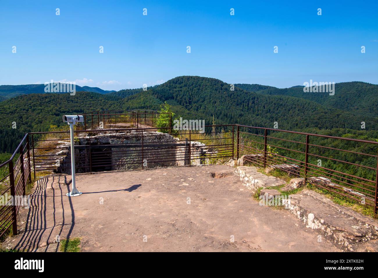 Obere Plattform der Burg Fleckenstein im Elsass (Frankreich) mit Blick auf die Vogesen und den Pfälzerwald Stockfoto