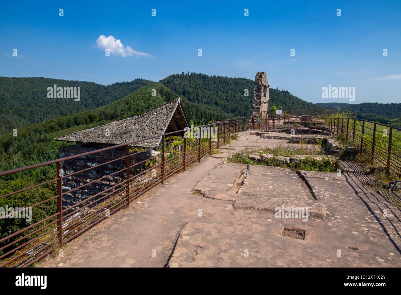 Obere Plattform der Burg Fleckenstein im Elsass (Frankreich) mit Blick auf die Vogesen und den Pfälzerwald Stockfoto