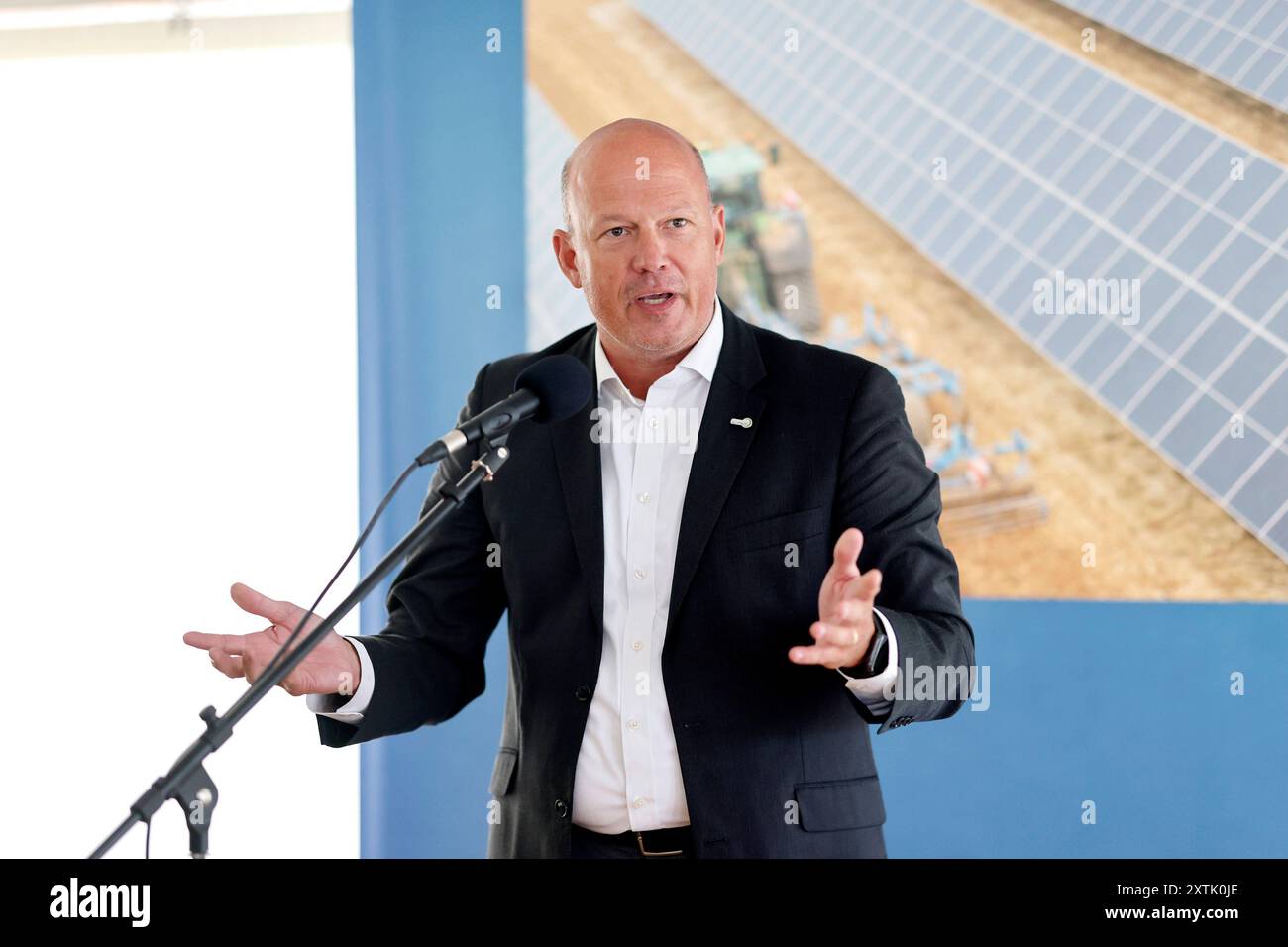 Politiker Frank Rock CDU, Landrat des Rhein-Erft-Kreises, bei der Eröffnung einer Photovoltaikanlage von RWE am Tagebau Garzweiler. Bedburg, 14.08.2024 NRW Deutschland *** Politiker Frank Rock CDU, Landrat Rhein Erft, bei der Eröffnung einer RWE-Photovoltaikanlage im Tagebau Garzweiler Bedburg, 14 08 2024 NRW Deutschland Copyright: XChristophxHardtx Stockfoto