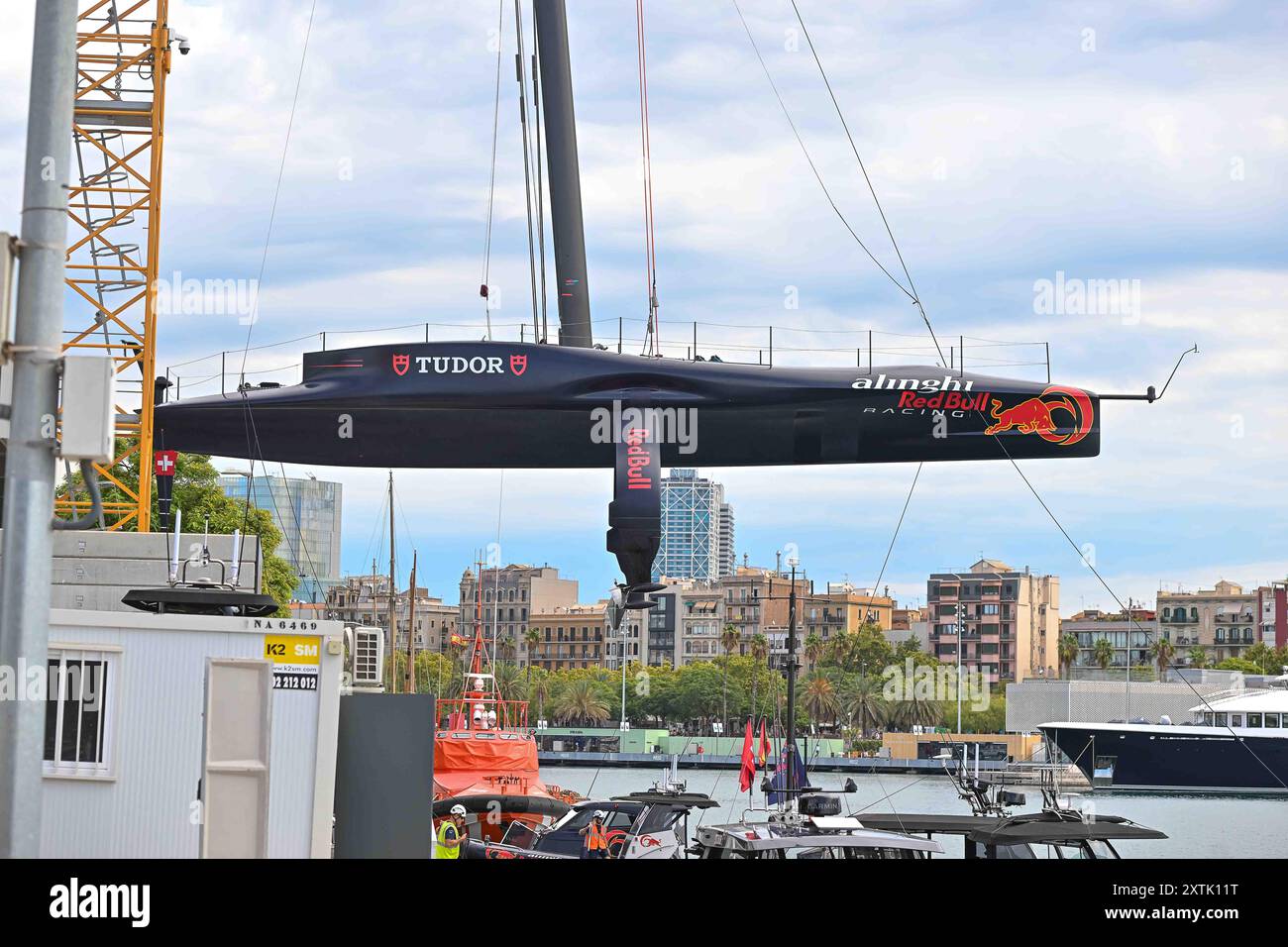 Barcelona Spanien, 15. August 2024, bereitet die Alinghi Red Bull Crew die Rennyacht auf einen Trainingstag in Barcelona Spanien vor Stockfoto