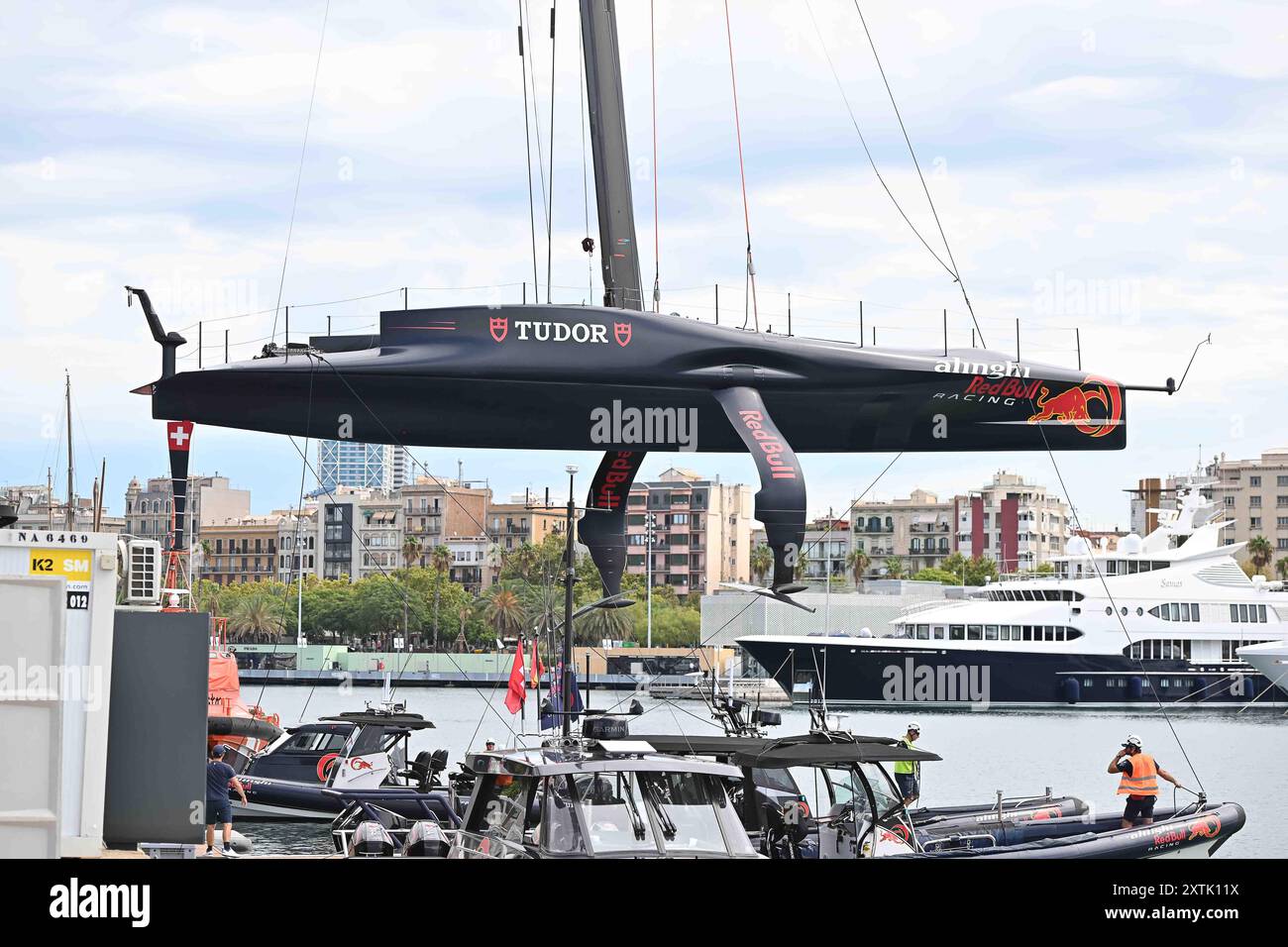 Barcelona Spanien, 15. August 2024, bereitet die Alinghi Red Bull Crew die Rennyacht auf einen Trainingstag in Barcelona Spanien vor Stockfoto