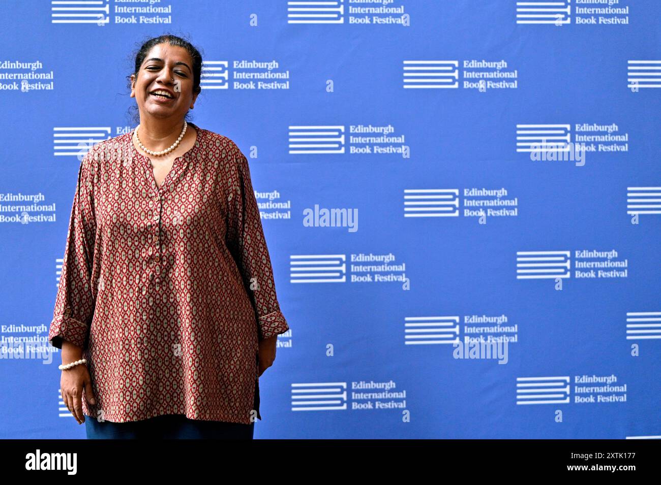 Edinburgh, Schottland, Großbritannien. August 2024. Edinburgh International Book Festival: Pionierkoch Asma Khan, Restaurateur, Autor und Inhaber des Darjeeling Express Restaurants in London beim offiziellen Fotobesuch. Quelle: Craig Brown/Alamy Live News Stockfoto