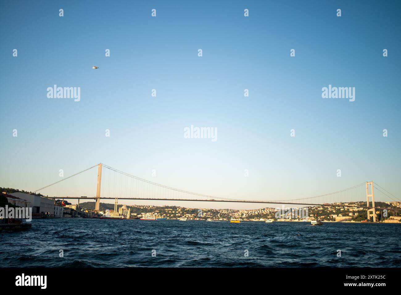 Ein atemberaubender Blick auf den Bosporus von Istanbul mit der berühmten Fatih Sultan Mehmet Brücke, die Europa und Asien verbindet und moderne Technik mit seiner verbindet Stockfoto