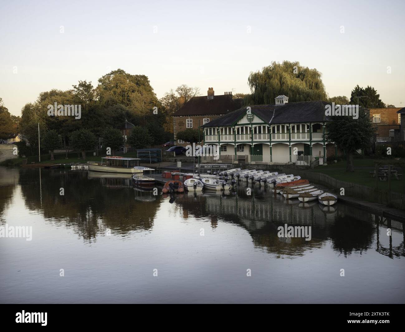 Mieten Sie Boote auf dem Fluss Avon in Stratford upon Avon Warwickshire Stockfoto