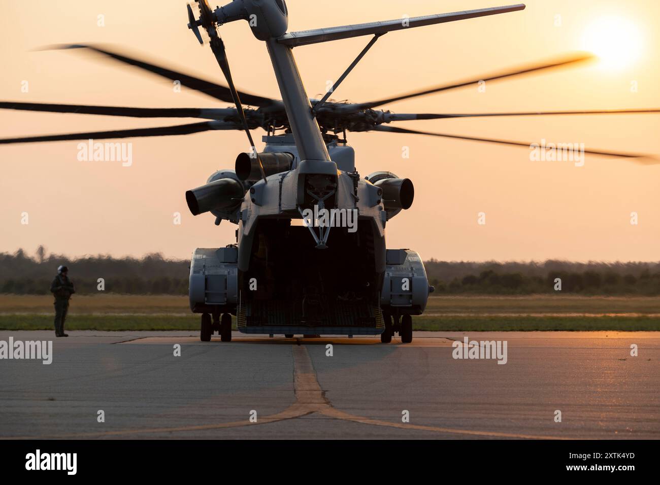 US Marine Corps Piloten zugewiesen der Marine Heavy Helicopter Squadron (HMH) 461 Taxi ein CH-53K King Hengst während Übung Northern Strike (NS 24-2) Stockfoto