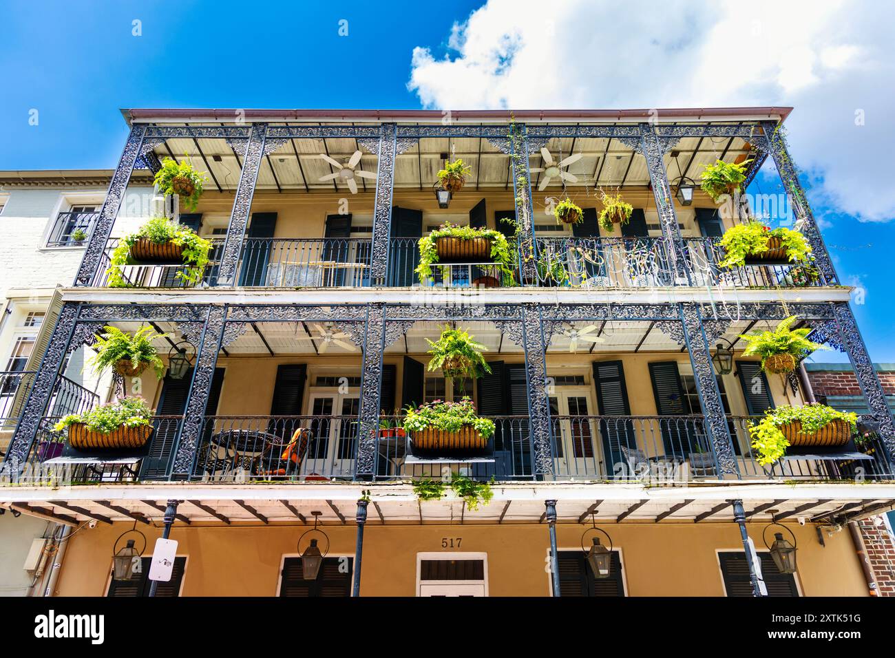 Kreolisches Stadthaus mit eisernen Balkonen im French Quarter, New Orleans, Louisiana, USA Stockfoto
