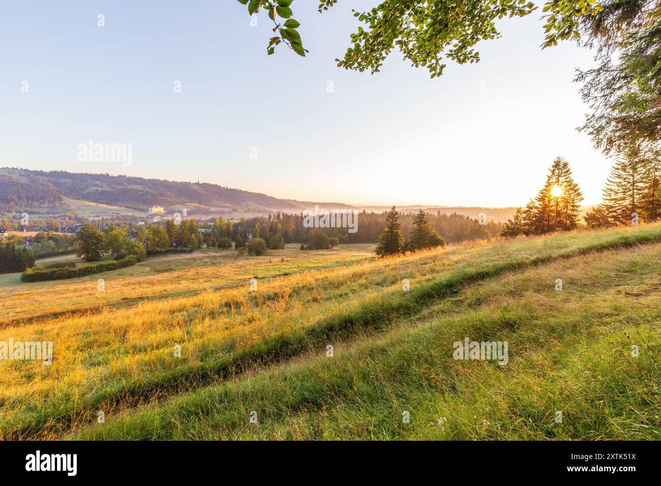 Sonnenaufgang über den Wiesen. Sommermorgen im Zakopane-Tal mit Blick auf Gubałówka Stockfoto