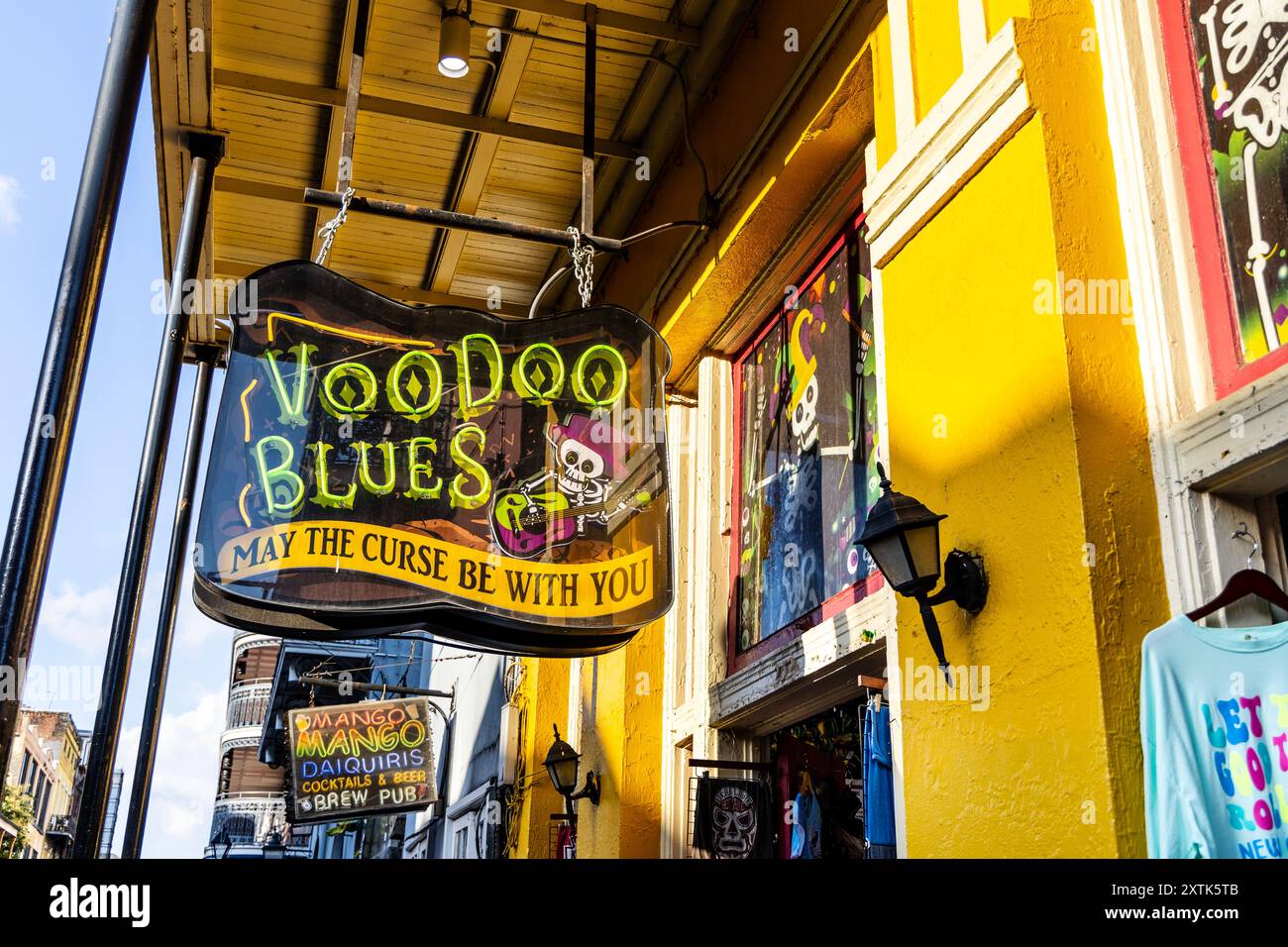 Schild für den Voodoo Blues Shop in der Bourbon Street, French Quarter, New Orleans, Louisiana, USA Stockfoto