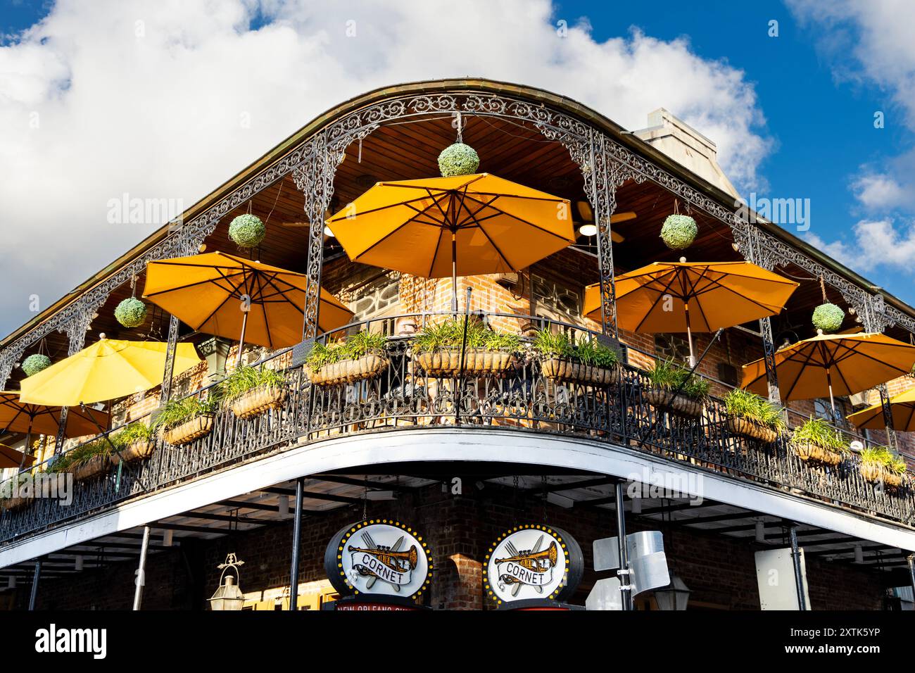 Außenansicht des Cornet Restaurants in einem kreolischen Stadthaus mit eisernen Balkonen in Bourbon Street, French Quarter, New Orleans, Louisiana, USA Stockfoto