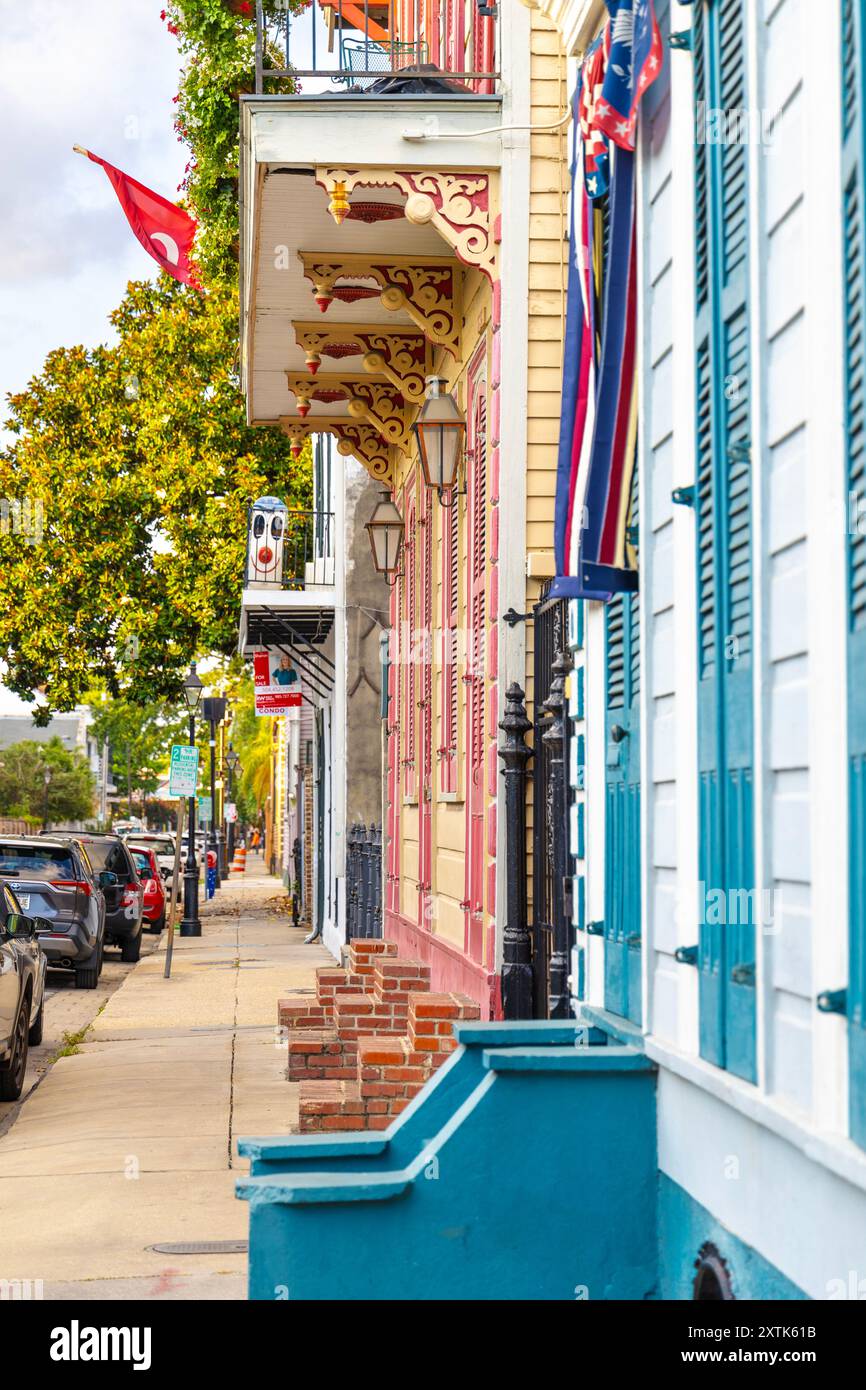 Seitenansicht der farbenfrohen kreolischen Cottages in der Bourbon Street, French Quarter, New Orleans, Louisiana, USA Stockfoto