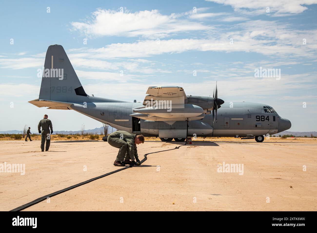 U.S. Marines mit Marine Aerial Refueler Transport (VMGR) 352, Marine Aircraft Group 11, 3rd Marine Aircraft Wing, bereiten während der Luftfahrt eine Treibstoffleitung vor Stockfoto