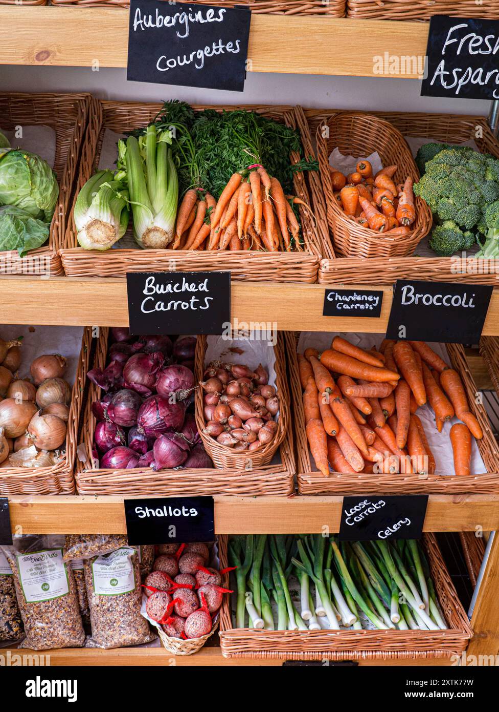 GEMÜSEZUCHTGESCHÄFT bietet Innenausstattung mit Produkten aus der oberen Preisklasse mit frischem Obst und Gemüse aus der Region, Kilos Tafeln, Stow on Wold Cotswolds UK Stockfoto