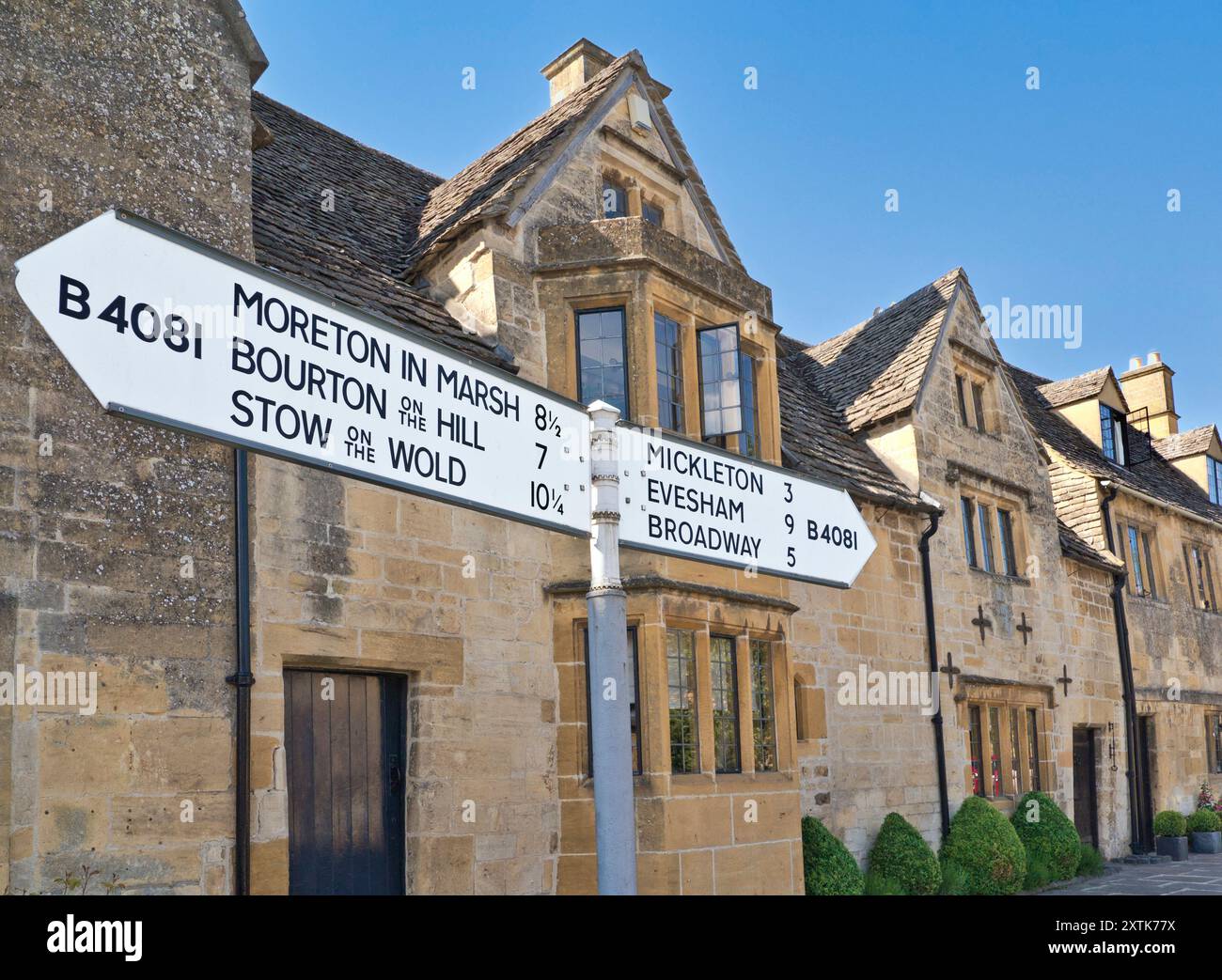 CHIPPING CAMPDEN traditionelles englisches Straßenschild in der Chipping Campden High Street, das auf eine Vielzahl von beliebten historischen Dörfern in Cotswolds (England) verweist Stockfoto