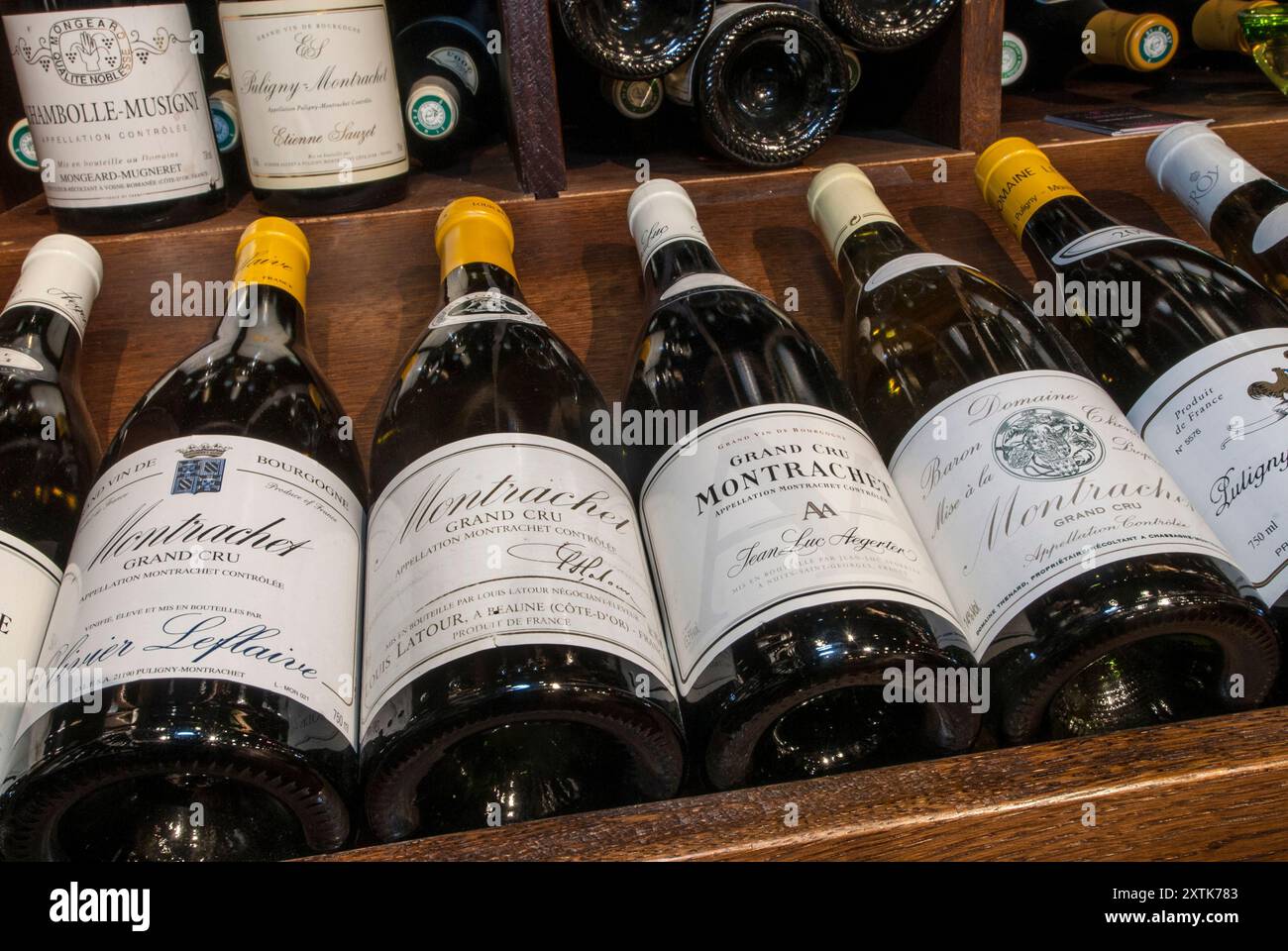 Montrachet GRAND CRU-Flaschen im prestigeträchtigen Weinladen bieten eine Auswahl an feinsten luxuriösen weißen Burgunderweinen zum Verkauf Beaune Burgund Frankreich Stockfoto