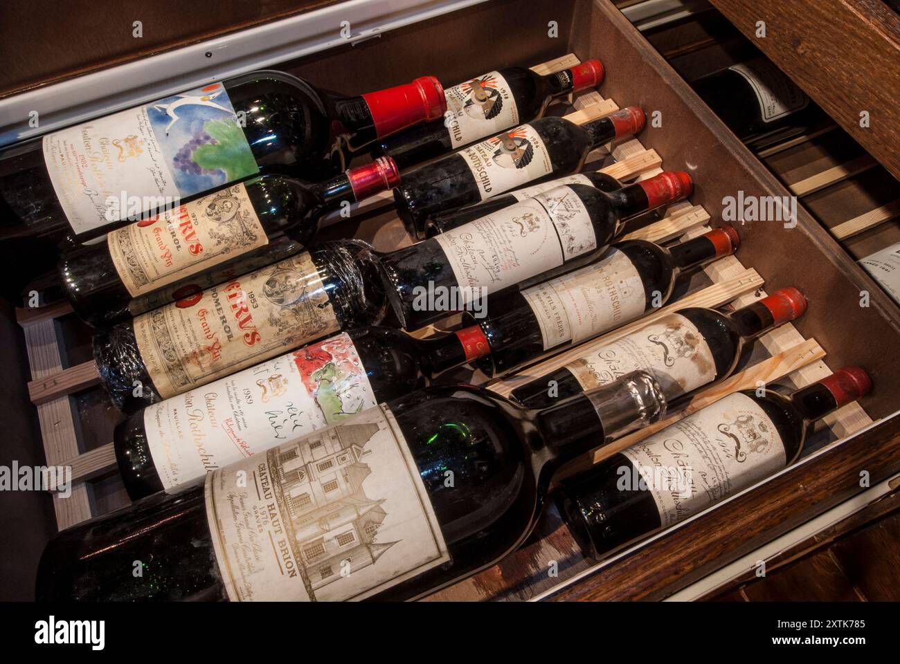 BORDEAUX LUXURIÖSE VINTAGE-WEINSAMMLUNG edle luxuriöse rote Bordeaux-Weine von 1918 bis 1989 einschließlich Château Petrus in einer privaten Weinkellersammlung Stockfoto