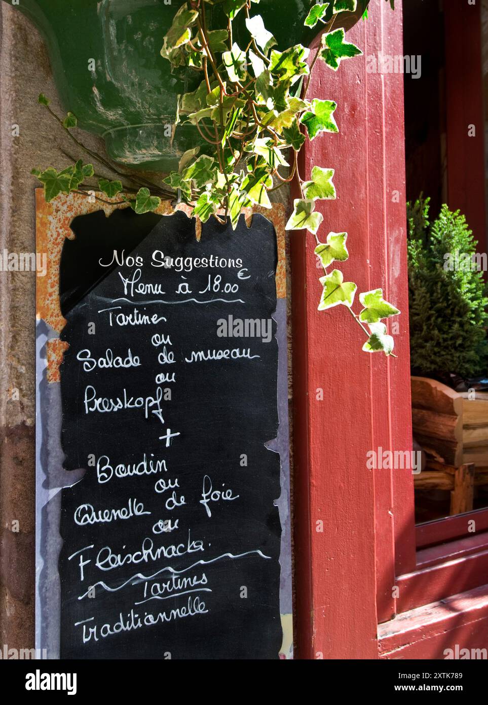 FRANZÖSISCHE TAFELKARTE für 18 € typisch rustikales Festpreismenü „Tagesmenü“ an der Tafel vor dem Restaurant im Elsass COLMAR Frankreich Stockfoto