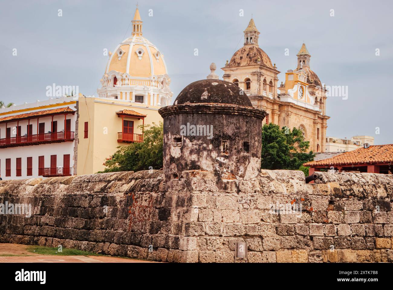 Historische Eleganz von Cartagena: Antike Mauern und koloniale Architektur (Kolumbien) Stockfoto