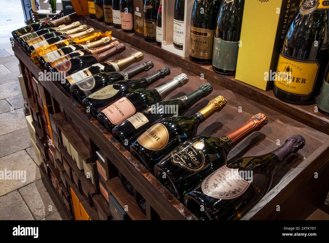 CHAMPAGNERSORTE FEINE LUXUSFLASCHEN SHOP Innenausstellung zum Verkauf von Vielfalt feiner französischer Luxuschampagnerflaschen im renommierten Weinladen Jean-Luc Aegerter im Zentrum von Beaune Burgund Frankreich Stockfoto