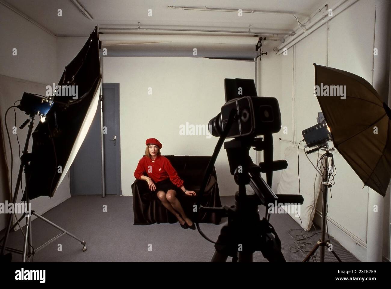 Die Pariser Fotografin posiert stilvoll in ihrer französischen roten Baskenmütze, in ihrem Porträtstudio, mit ihrer Hasselblad-Kamera und Lichtern im Vordergrund von Paris Frankreich. Bilder, die in der europäischen professionellen Negativfilmwerbung Kodak Ltd. Der 1990er Jahre gezeigt wurden. Stockfoto Die Pariser Fotografin posiert stilvoll in ihrer französischen roten Baskenmütze, in ihrem Porträtstudio, mit ihrer Hasselblad-Kamera und Lichtern im Vordergrund von Paris Frankreich. Bilder, die in der europäischen professionellen Negativfilmwerbung Kodak Ltd. Der 1990er Jahre gezeigt wurden. Stockfoto